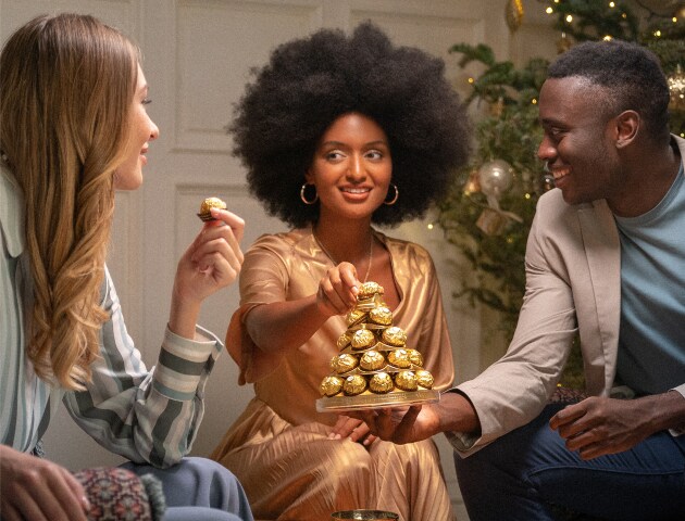 PYRAMIDE DE 28 BOUCHEES AU CHOCOLAT AU LAIT ET NOISETTES FERRERO