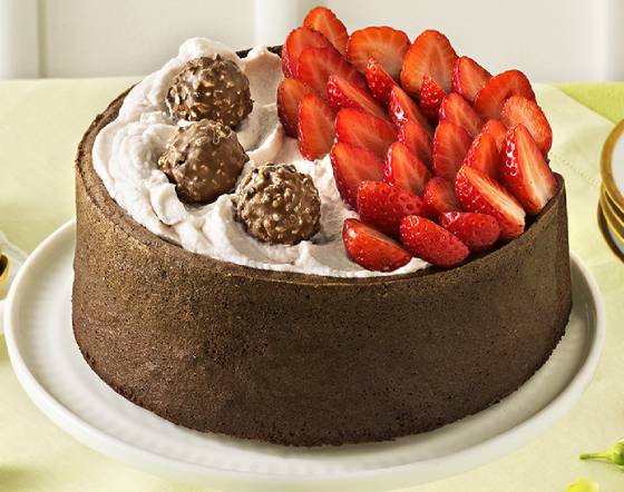 Pastel charlotte con fresas y chocolate Ferrero Rocher